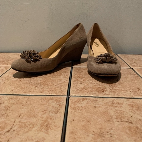 Bettina Round Toe Wedges in tan size 38 - Picture 2 of 12